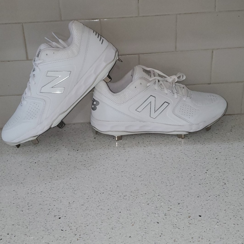 BRAND NEW New balance metal softball cleats